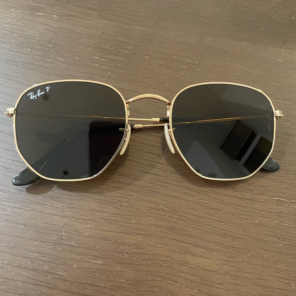 Ray ban polarized sunglasses, no scratches. Black leather case included